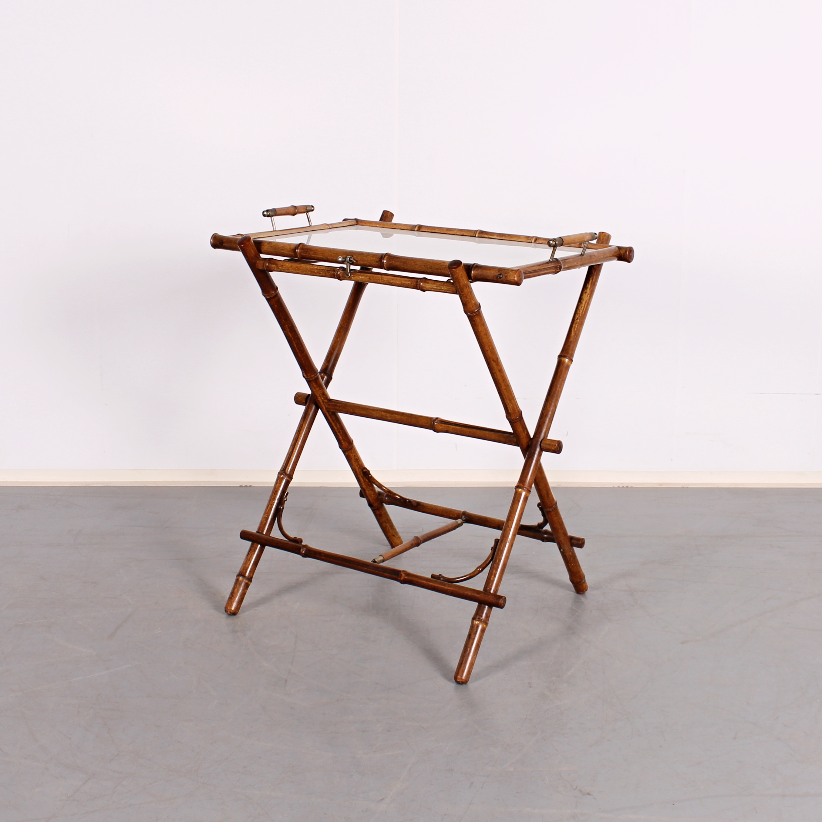 Bambusový servírovací stolek obrazek